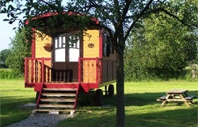 Gîte de séjour 'Les Roulottes de la Risle : piscine, jacuzzi et cosy' à Saint-Éloi-de-Fourques