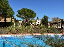 7 country cottages available to rent as individual units or together for groups. Plus social areas and meeting facilities. à Ordis