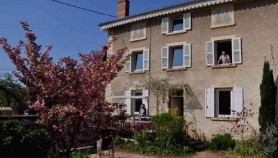 Maison beaujolaise avec une tour 'Bavière et volcan en beaujolais ' à Charnay-lès-Mâcon