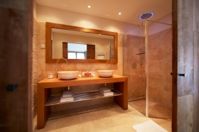 Chambre avec jacuzzi privatif 'L'amoureuse suite & spa' à Puget
