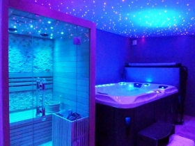 Chambre avec jacuzzi privatif 'L'amoureuse suite & spa' à Puget