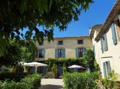 Chambres d'hôtes et un gîte 'Le Mas de la Soie' à Uchaux