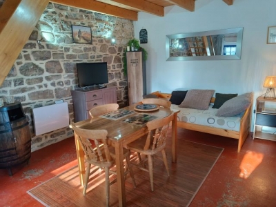 Maisonnette gîte exposée sud donnant sur une courette aménagée  'Ty bihan ar feunteun' en Bretagne