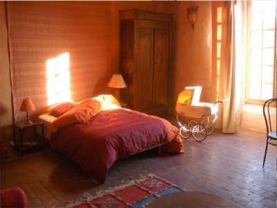 Grande chambre avec un grand lit et un canapế convertible, plus un lit bébé.  'Chanceaux : jolie chambre d'hôte' en Cote d'or