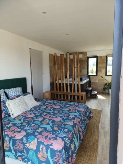 Grande chambre d'hôtes pour 2 personnes. 'Le pavillon des pivoines ' à Toulon
