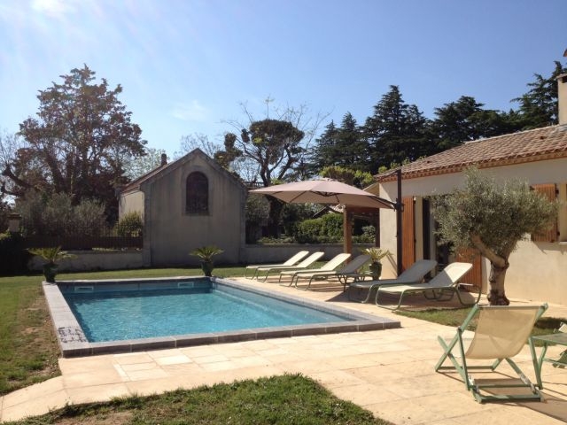 Villa 'Maison de charme en Provence, calme au milieu des vignes, piscine et tennis' à Bellegarde
