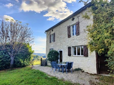 Une maison de 4 chambres avec piscine privée et jardin clôturé 'La lolmie, maison avec piscine privée dans la campagne' à Belmontet
