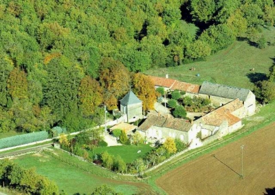 Chambre d'hôte 'Domaine de la Barraque, Auberge Medievale avec chambres et dortoir, pres Viaduc Millau' à Millau